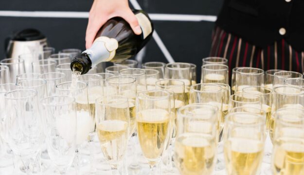 Le bollicine italiane brindano al nuovo record: oltre 100 milioni di bottiglie stappate per le feste