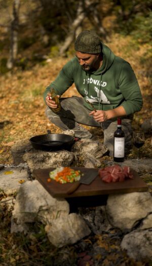 Citra, cantina big dell’Abruzzo, racconta il suo vino “top” Caroso con “Chef Wild” Davide Nanni