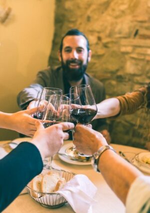 Il 51% dei viaggiatori vuole mangiare i cibi tradizionali e bere i vini espressione del territorio