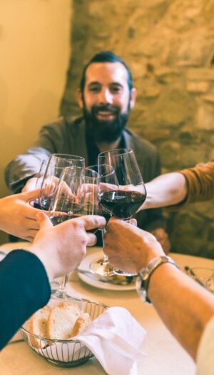 Il 51% dei viaggiatori vuole mangiare i cibi tradizionali e bere i vini espressione del territorio