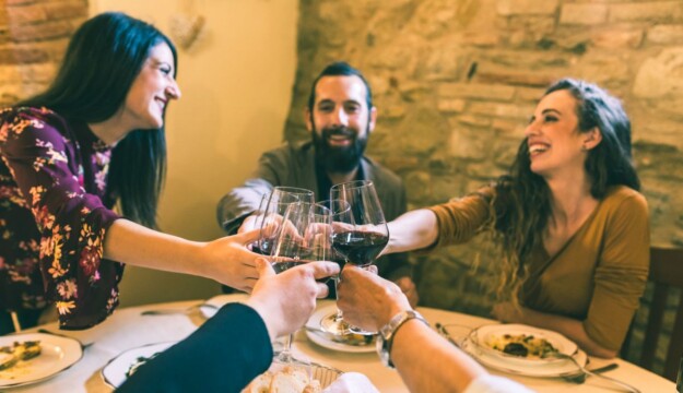 Il 51% dei viaggiatori vuole mangiare i cibi tradizionali e bere i vini espressione del territorio