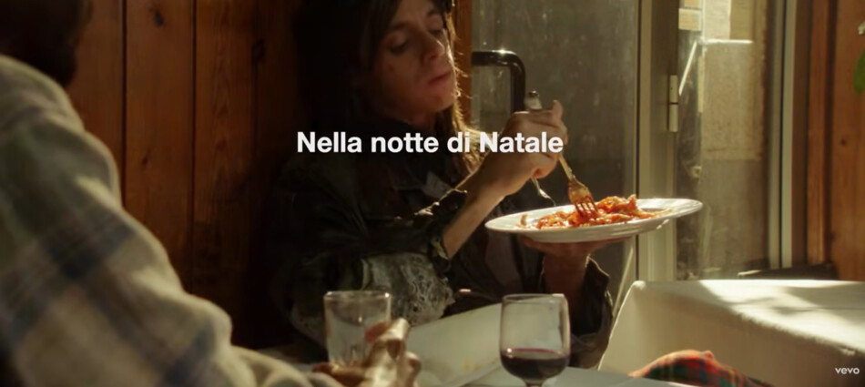 La &ldquo;Notte di Natale&rdquo; di Lucio Corsi e quelle canzoni di una volta che parlavano di cibo e di vino