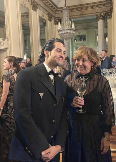 Il cantante Mahmood con Carmen Moretti alla Prima della Scala a Milano, brindando con Bellavista