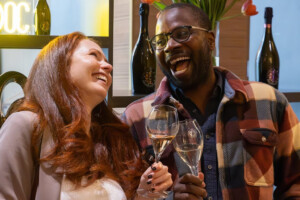 In un 2024 difficile, le bollicine resistono grazie ai giovani, e il Prosecco cresce