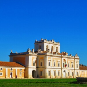 Un giardino con Bee Hotel e un laboratorio dedicato alle api da miele nella Reggia di Carditello