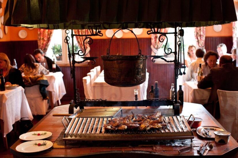 I “Fogolars” nei ristoranti del Friuli, tradizione che “Io sono Friuli Venezia Giulia” invita a riscoprire per le festività