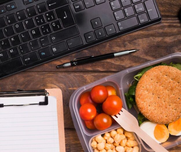 Portarsi la “schiscetta” in ufficio non è solo una scelta di comodità, ma un vero salvadanaio