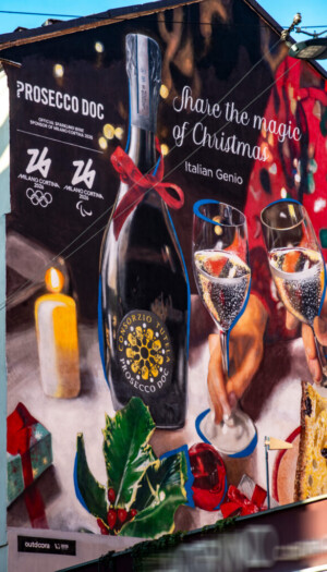 Vino & street art, panettone & bollicine, nel nuovo murales firmato Prosecco Doc a Milano