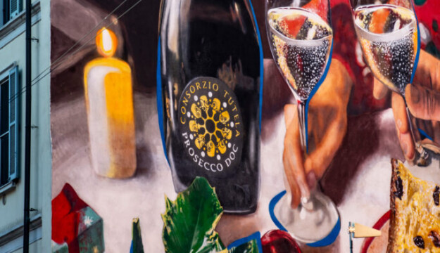 Vino & street art, panettone & bollicine, nel nuovo murales firmato Prosecco Doc a Milano