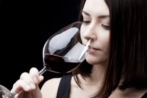 Come il bicchiere e il servizio possono far cambiare la percezione valoriale di un vino