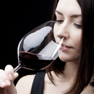 Come il bicchiere e il servizio possono far cambiare la percezione valoriale di un vino