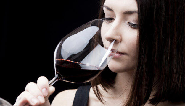 Come il bicchiere e il servizio possono far cambiare la percezione valoriale di un vino