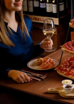 La ricerca scientifica che riabilita il vino come &ldquo;scudo&rdquo; contro depressione e declino cognitivo