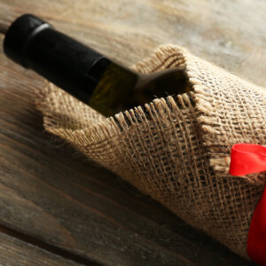 Natale 2025, il 23% degli italiani sceglie regali gastronomici e il 19% vini, liquori e birre