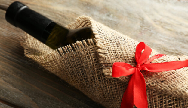 Natale 2025, il 23% degli italiani sceglie regali gastronomici e il 19% vini, liquori e birre