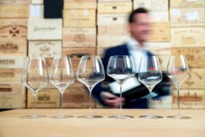 Ad ogni vino il suo calice: dentro la fabbrica di Riedel dove il cristallo interpreta il vitigno