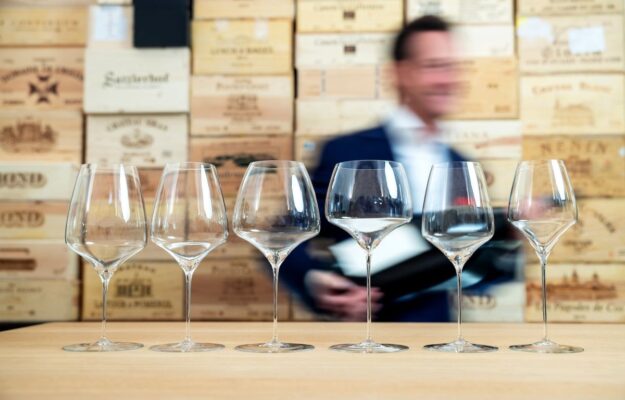 Ad ogni vino il suo calice: dentro la fabbrica di Riedel dove il cristallo interpreta il vitigno