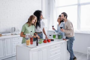 Il mondo &egrave; un &ldquo;frullatore&rdquo;? Gli italiani staccano la spina, e nel 2026 si rifugiano in cucina