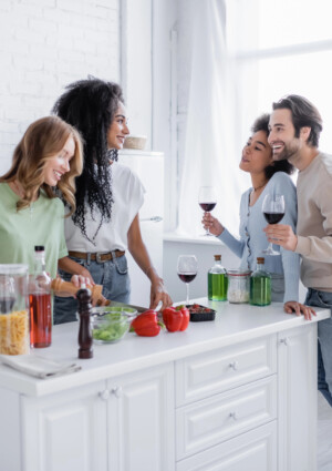 Il mondo &egrave; un &ldquo;frullatore&rdquo;? Gli italiani staccano la spina, e nel 2026 si rifugiano in cucina