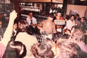 La storica Enoteca Cotti di Milano, amata da Arnaldo Pomodoro e Indro Montanelli, passa di mano