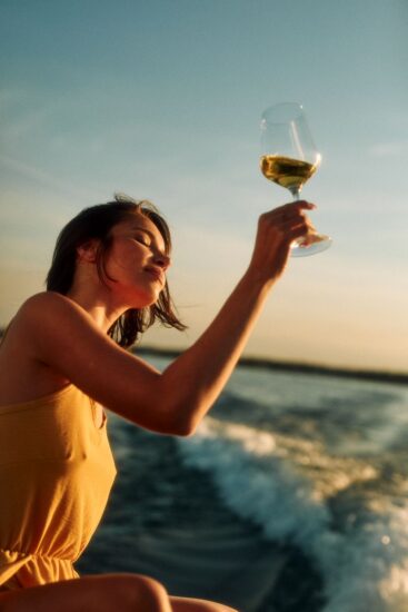 Vino, moda e arte, si uniscono nella “Milano Fashion Week Men’s”, con il Lugana Doc nei calici della performance di “Napoli Infinita” di Sabato De Sarno