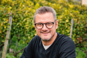 &ldquo;Il vino non si salva difendendosi. Si salva scegliendo&rdquo;. Il pensiero di Martin Foradori Hofst&auml;tter