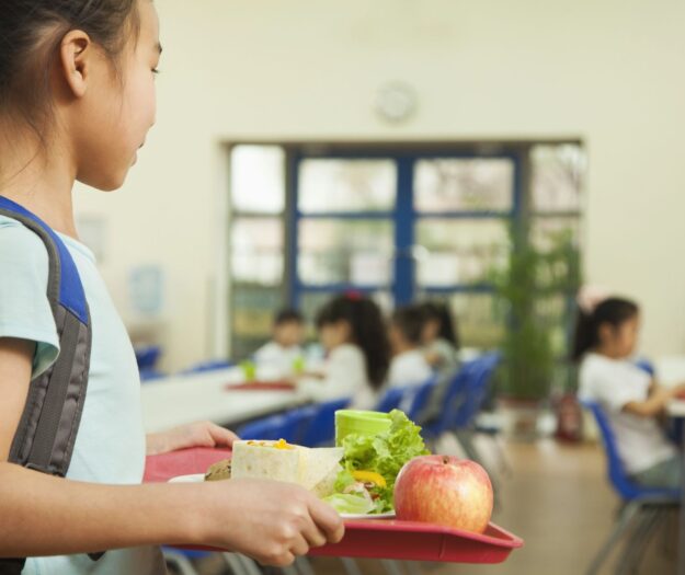 Mense scolastiche italiane, 2 milioni di pasti al giorno, ma il 30% viene sprecato