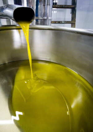 &ldquo;Blitz&rdquo; ad Agrigento: olio &ldquo;taroccato&rdquo; venduto come extravergine di oliva in Italia e all&rsquo;estero