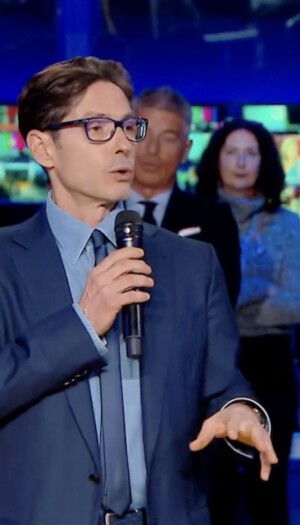 &ldquo;Come il buon vino, migliora con il tempo&rdquo;: cos&igrave; Pier Silvio Berlusconi sul Tg5, che compie 34 anni