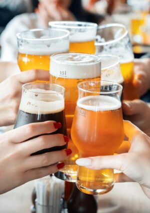 Socialit&agrave; fuori casa, birra &ldquo;decisiva&rdquo; per il 62% dei locali e scelta a cena (59%) e aperitivo (41%)