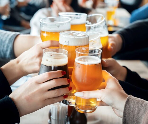 Socialit&agrave; fuori casa, birra &ldquo;decisiva&rdquo; per il 62% dei locali e scelta a cena (59%) e aperitivo (41%)