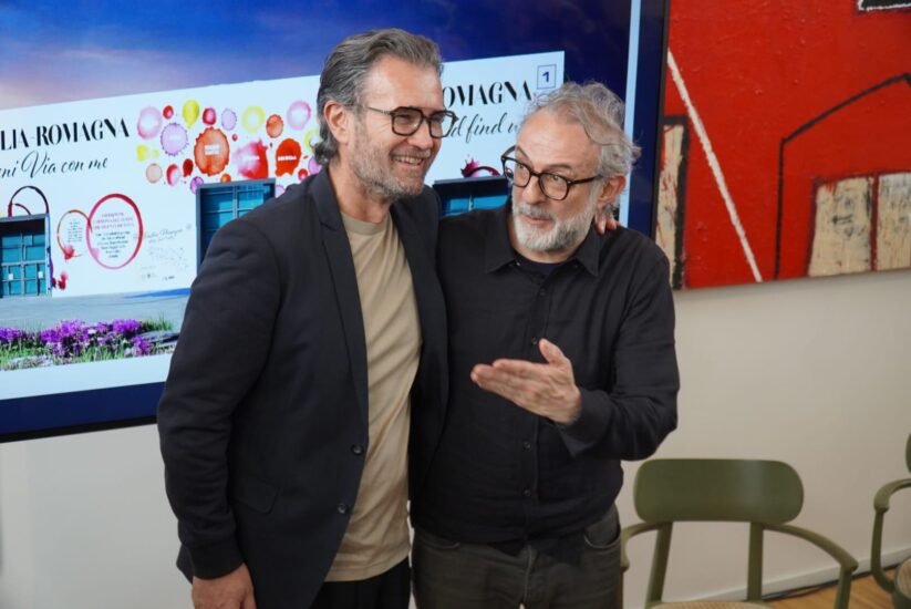 Lo chef stellato Carlo Cracco, insieme al tristellato Michelin, Massimo Bottura