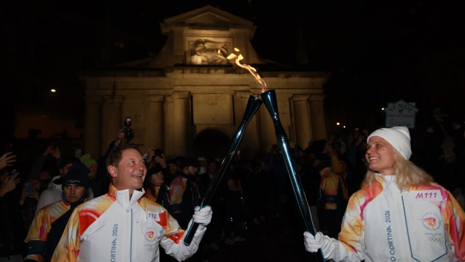 Lo chef Enrico Cerea tedoforo con la fiaccola olimpica a Bergamo