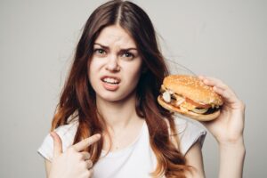 &ldquo;I cibi ultra-processati sono nocivi come le sigarette, attivano meccanismi di dipendenza&rdquo;