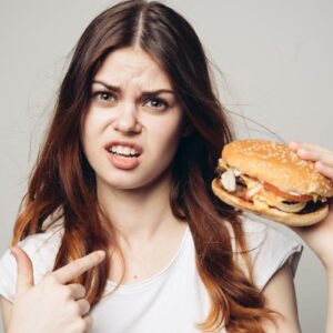 &ldquo;I cibi ultra-processati sono nocivi come le sigarette, attivano meccanismi di dipendenza&rdquo;