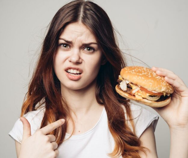 &ldquo;I cibi ultra-processati sono nocivi come le sigarette, attivano meccanismi di dipendenza&rdquo;