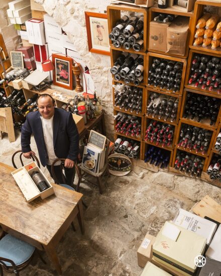 Lo chef Ciccio Sultano nella cantina del ristorante Duomo di Ragusa (ph: Facebook/Ciccio Sultano)