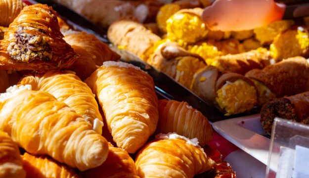 La citt&agrave; pi&ugrave; dolce d&rsquo;Italia? &Egrave; Napoli con oltre 900 pasticcerie, custodi di una grande tradizione