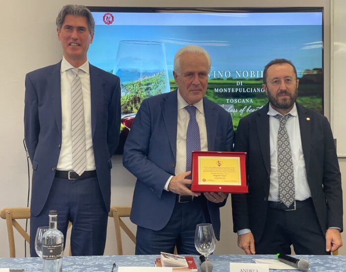 La consegna del premio Grifo d’Oro al presidente della Regione Toscana, Eugenio Giani