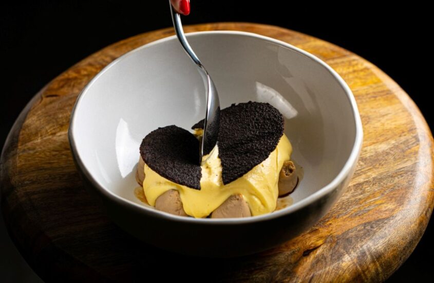 Tiramisù della chef Cecilia Moro del Bib Gourmand 53 Untitled di Roma (ph: Michelin/Alberto Blasetti)