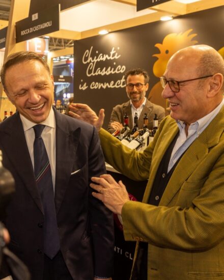 Il Ministro dell’Agricoltura, Francesco Lollobrigida, a Wine Paris (credit: Facebook/Francesco Lollobrigida)