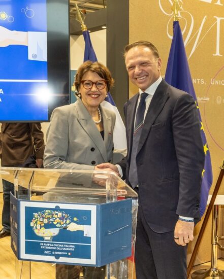 Il Ministro dell’Agricoltura, Francesco Lollobrigida, a Wine Paris (credit: Facebook/Francesco Lollobrigida)