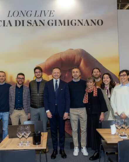 Il Ministro dell’Agricoltura, Francesco Lollobrigida, a Wine Paris (credit: Facebook/Francesco Lollobrigida)