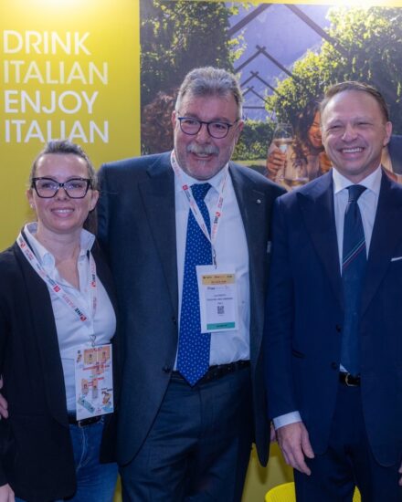 Il Ministro dell’Agricoltura, Francesco Lollobrigida, a Wine Paris (credit: Facebook/Francesco Lollobrigida)