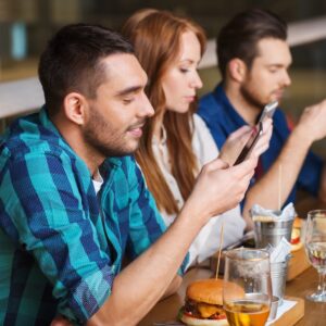 Oltre 7 italiani su 10 usano lo smartphone al ristorante, ma cresce la consapevolezza&nbsp;