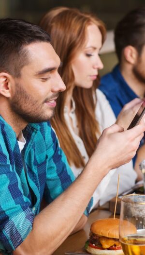 Oltre 7 italiani su 10 usano lo smartphone al ristorante, ma cresce la consapevolezza&nbsp;