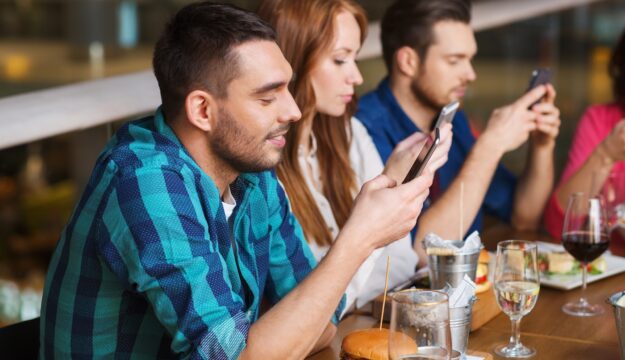Oltre 7 italiani su 10 usano lo smartphone al ristorante, ma cresce la consapevolezza&nbsp;