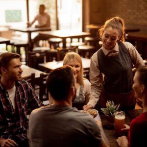 Fuori casa in frenata: nel 2025 ingressi in calo (-0,8%) e consumatori pi&ugrave; prudenti