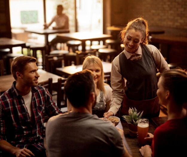 Fuori casa in frenata: nel 2025 ingressi in calo (-0,8%) e consumatori pi&ugrave; prudenti