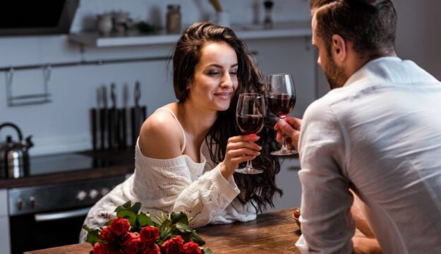 Brindisi romantici, regali gourmet & (naturalmente) cioccolato: le tendenze per San Valentino 2026